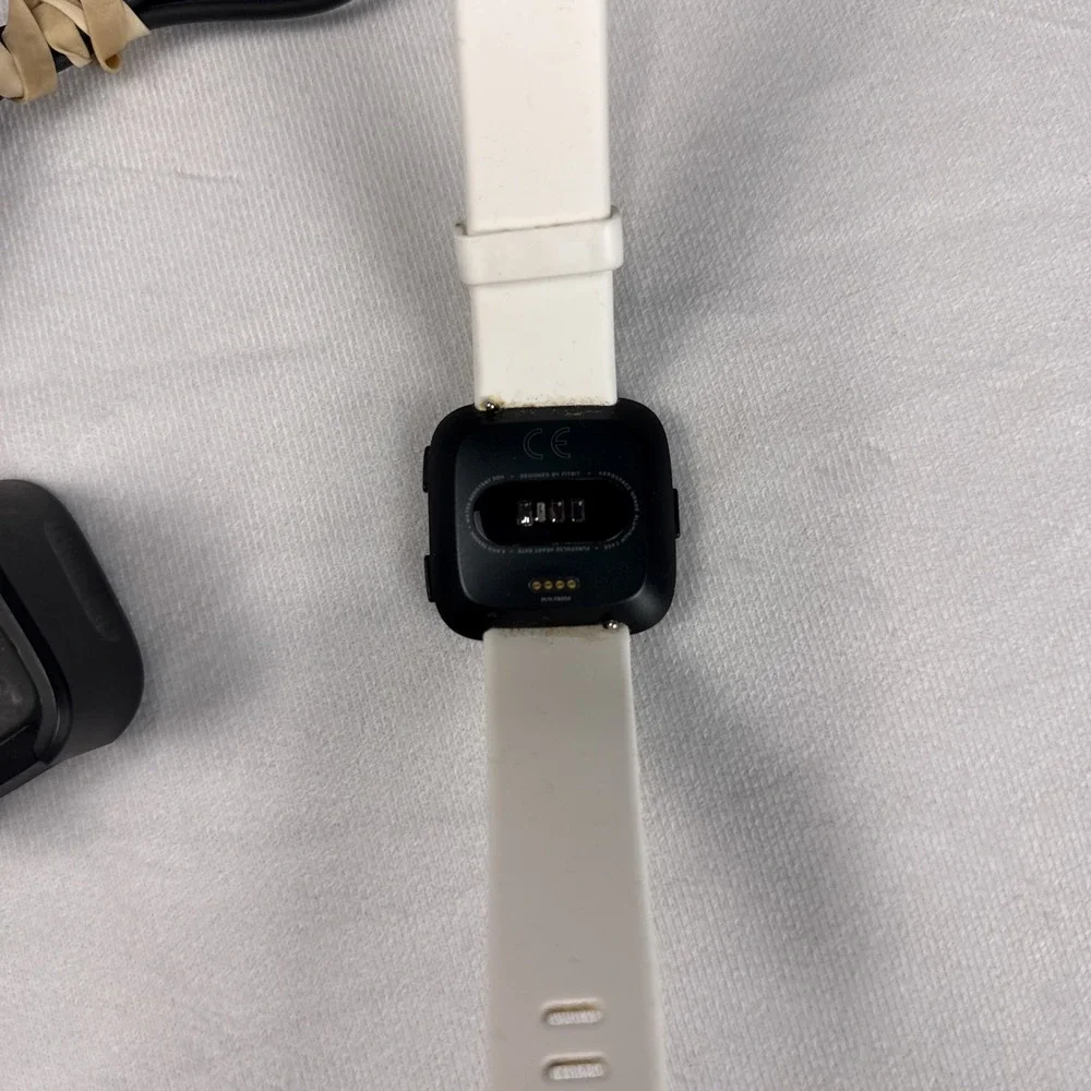 Fitbit Smartwatch Versa FB504 Black White Silicone Band with Charger